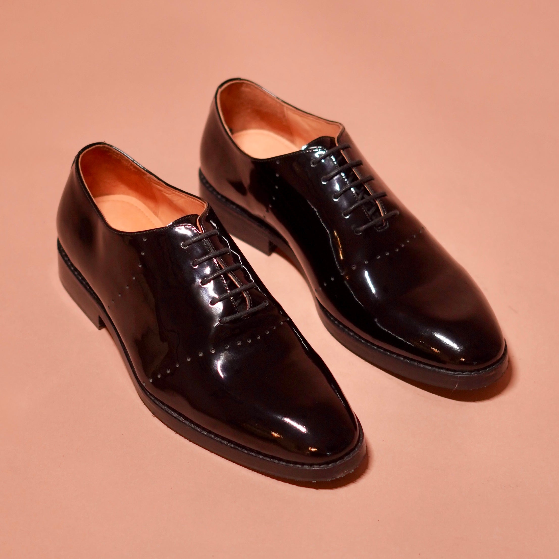 Carrero Lustro | Black patent leather riveted Oxfords